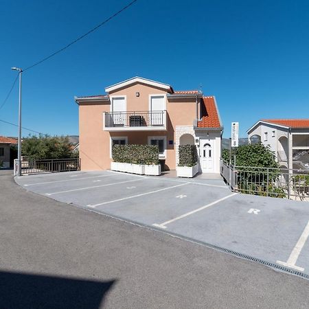 Apartment Gagula With Jacuzzi Trogir Exterior photo