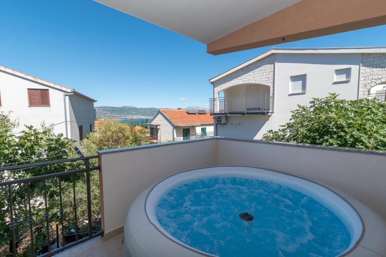 Apartment Gagula With Jacuzzi Trogir Exterior photo