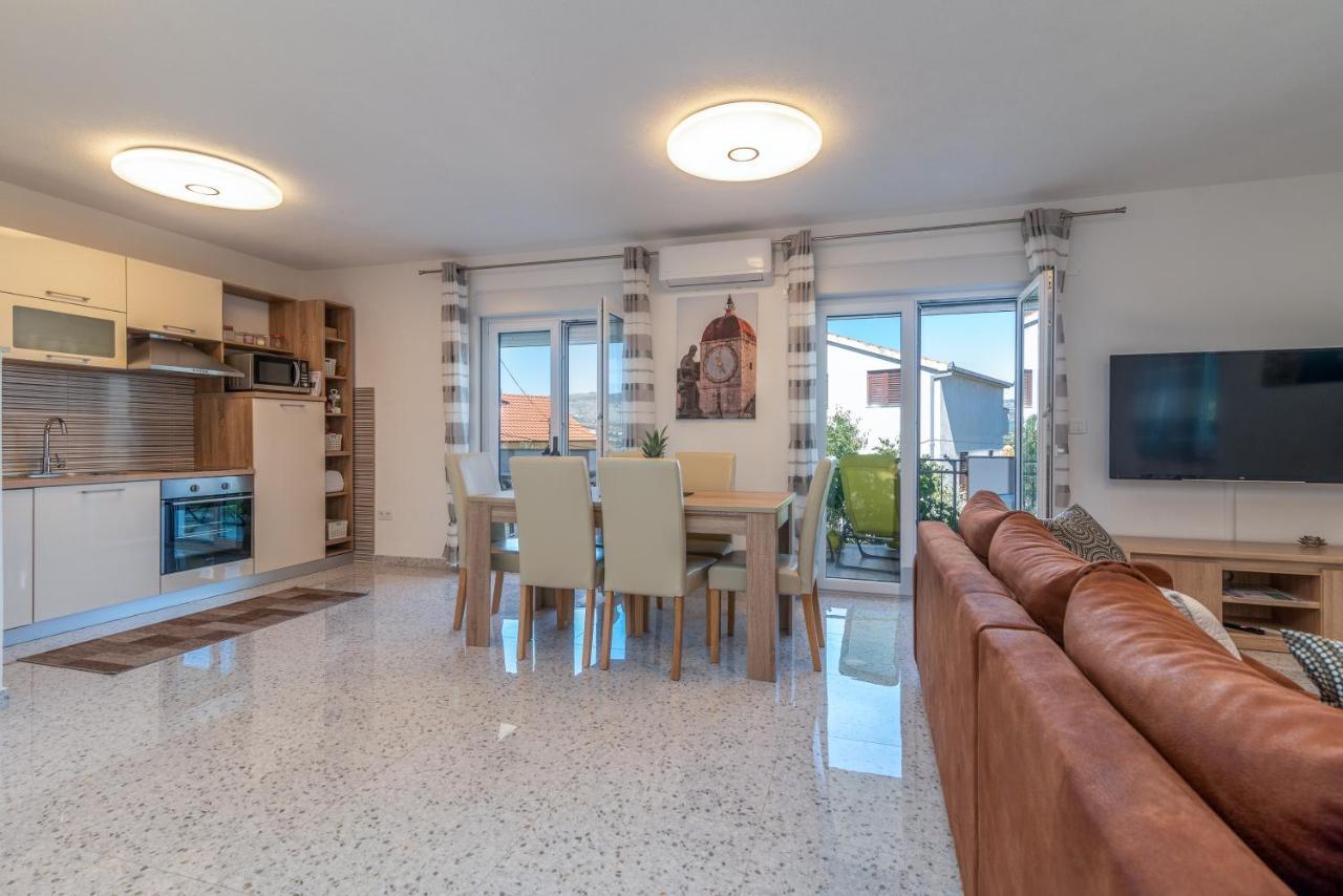 Apartment Gagula With Jacuzzi Trogir Exterior photo