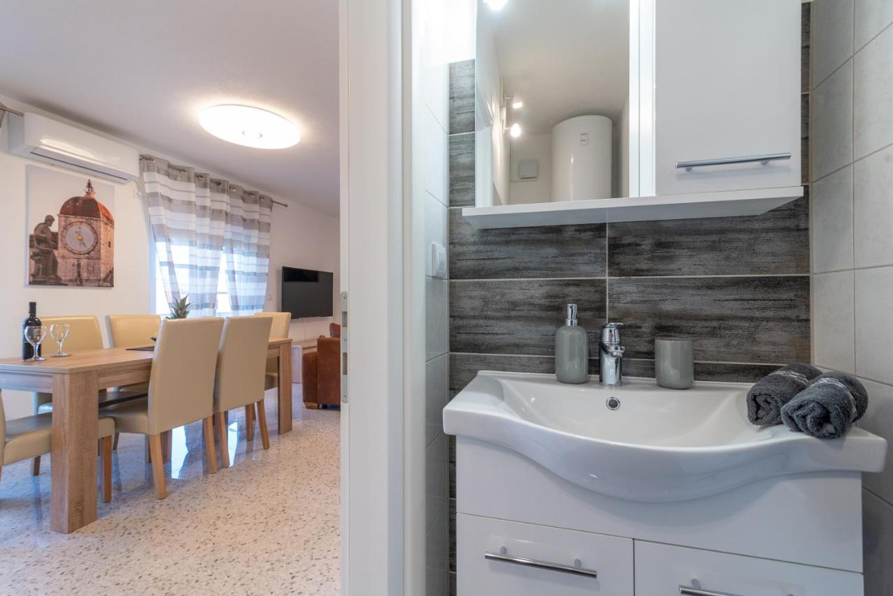 Apartment Gagula With Jacuzzi Trogir Exterior photo
